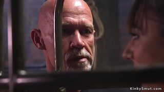 Старият домакин чука гореща брюнетка робиня дълбоко в гърлото, докато не чука путката си в робството на въжето