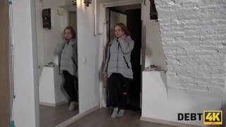 DEBT4k. Tamaiti i taea e te utu i te nama mo te tits kia tango i fucked pakeke