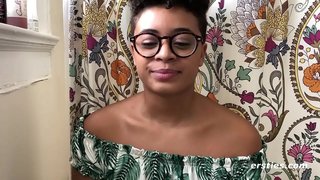 Ebony kūdikis gauna ne ant sofos