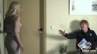 Старац продире у топлу шлюшку и милује јој меке брадавице