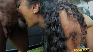 Sa peke nga Taxi Indian Marina Maya BBC unang higayon porno sa usa ka taxi