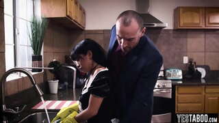 Сексуалды қыз құмарлықпен кискасын мастурбациялайды