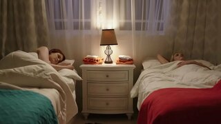 Lesbisk skånsom moro mellom en rødhåret og en blonde dama