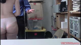 Страхотна брюнетка с цици и изумителни задника трахается в офиса с корумпирани ченгета