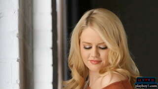 Boobs kubwa na pande zote punda blonde MILF babe inaonyesha mbali moto mwili