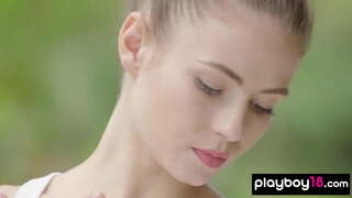 Whīroki brunette slut murua i roto i te pouaka whakangungu