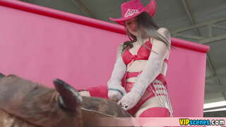 се опитва да се справи с големия член на човек