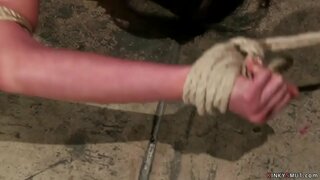 Обманутая жена-блондинка с большими сиськами Черри Порвала галстуки и затыкает рот миниатюрной брюнетке-азиатской массажистке, у которой роман с мужем, после чего ее трахают в анал