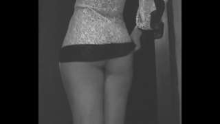 Vdaná žena se předvádí v b. panenka, její manžel paroháč