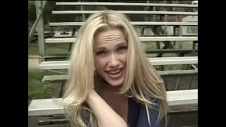 Tesón rubio con pelo longo gusta de andar en un pau duro na sala de estar