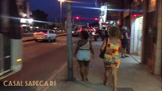 ���ो बंद पश्चिमेस, सुमारे चालणे नाही चड्डी