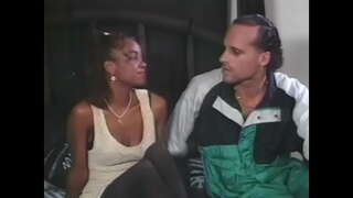 ���ිදේශීය බැල්ලි කළු මේස් ලැබෙන දෘඪ සුදු කුකුළා, බල්ලා මතු