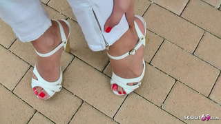 Sexy Adolescent en els Talons Alts a la platja, va aixecar i Footjob per 50 euros portat