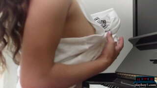 Uitklappagina pornstar Uma Jolie toont haar prachtige natuurlijke lichaam