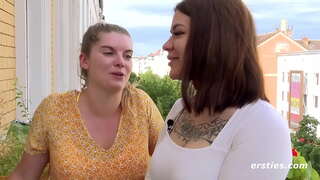 Nakal Brunette lesbian nggawe iku ing saindhenging house 