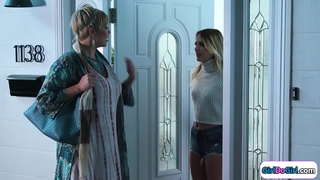 Blondýna se s ní spojit stepsis přes busty milf střední.Políbí se a médium je obroučkami.Malý prsa kotě facesits s její vyholenou kundu