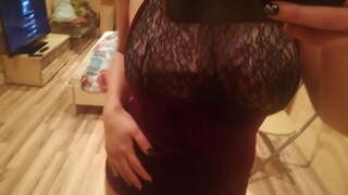 тоа штип танцува пред огледало покажува брадавиците